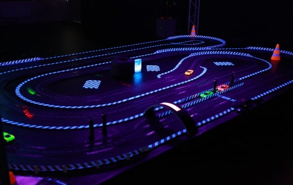 BlackLiightracing - Digitale Carrerabahn im Schwarzlicht Design auf Mallorca